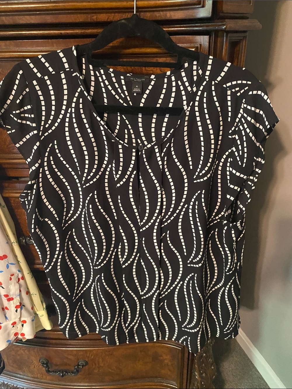 Ann Taylor black and white sleeveless blouse
